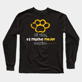 I love my pet! . Phrase in Spanish: My life is much better with you. Long Sleeve T-Shirt